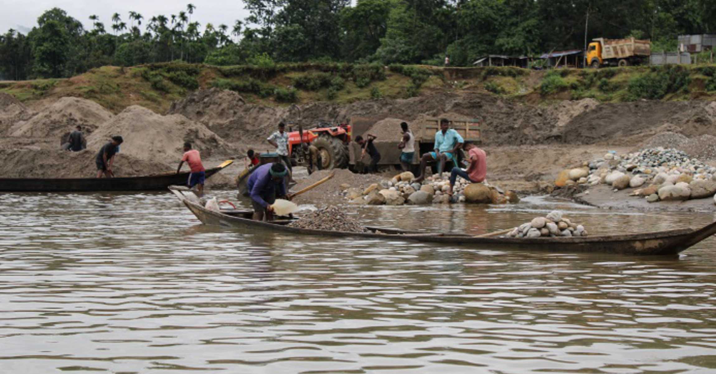 জাফলংয়ের পরিবেশ সংকটাপন্ন;বন্ধ হচ্ছে না অবৈধ পাথর উত্তোলন