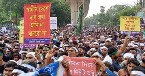Workers Protest:চাকরি জাতীয়করণের দাবিতে আউটসোর্সিং কর্মীদের শাহবাগ অবরোধ