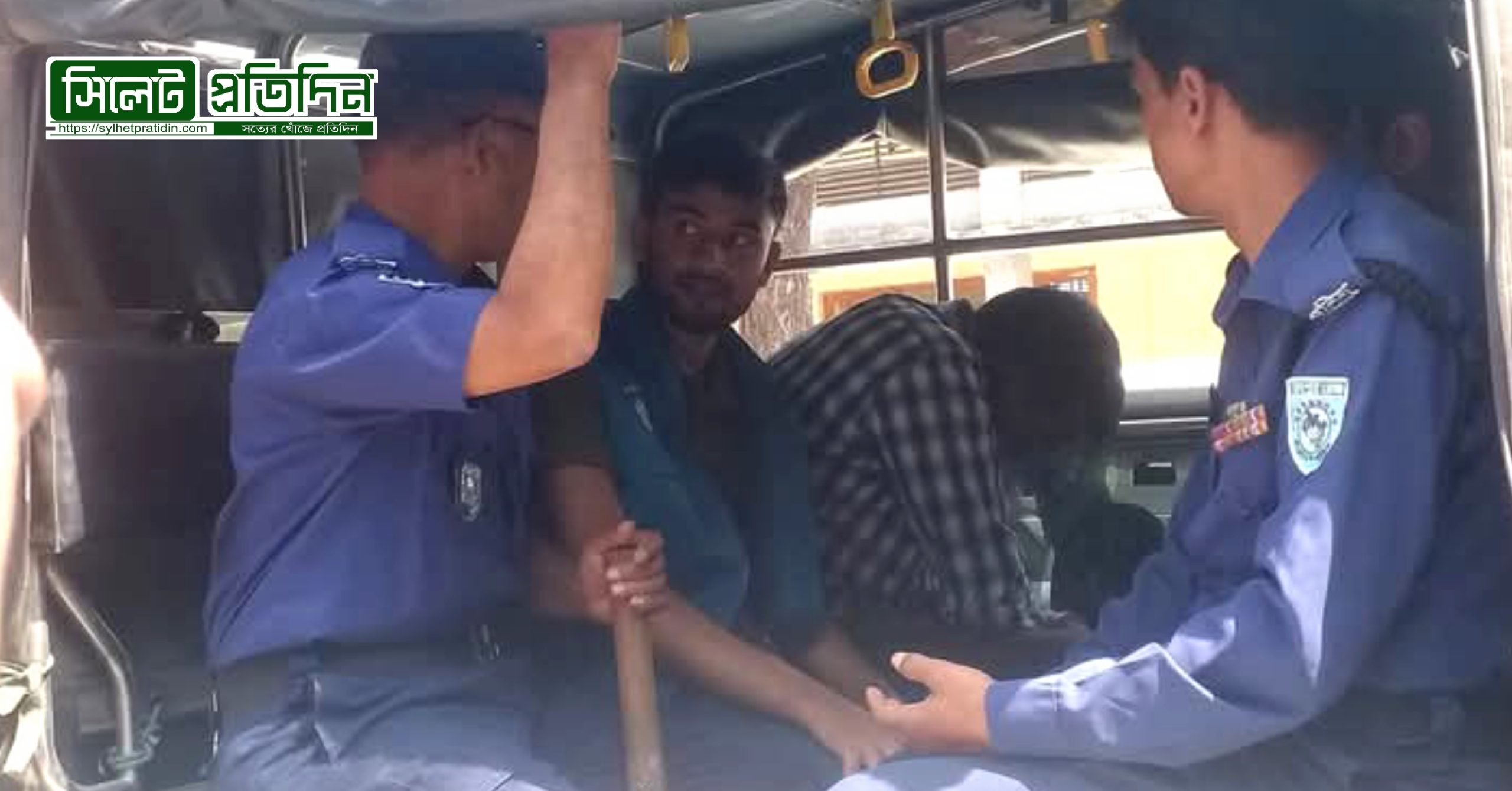 ঠাকুরগাঁওয়ে ঘুষ নেওয়ার সময় হাতেনাতে ধরা দুদকের ফাঁদে